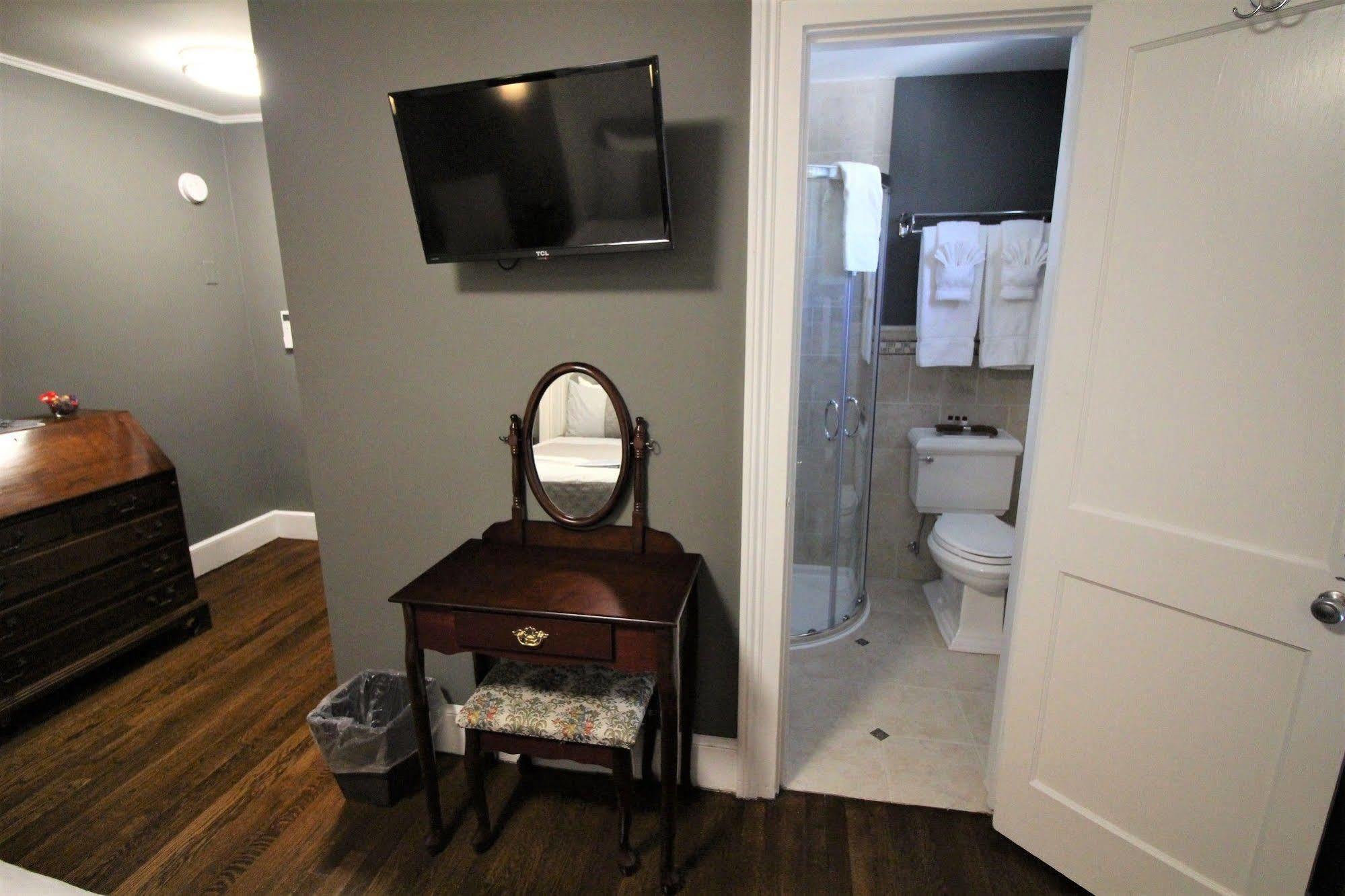 Homestead Inn New Milford Bagian luar foto