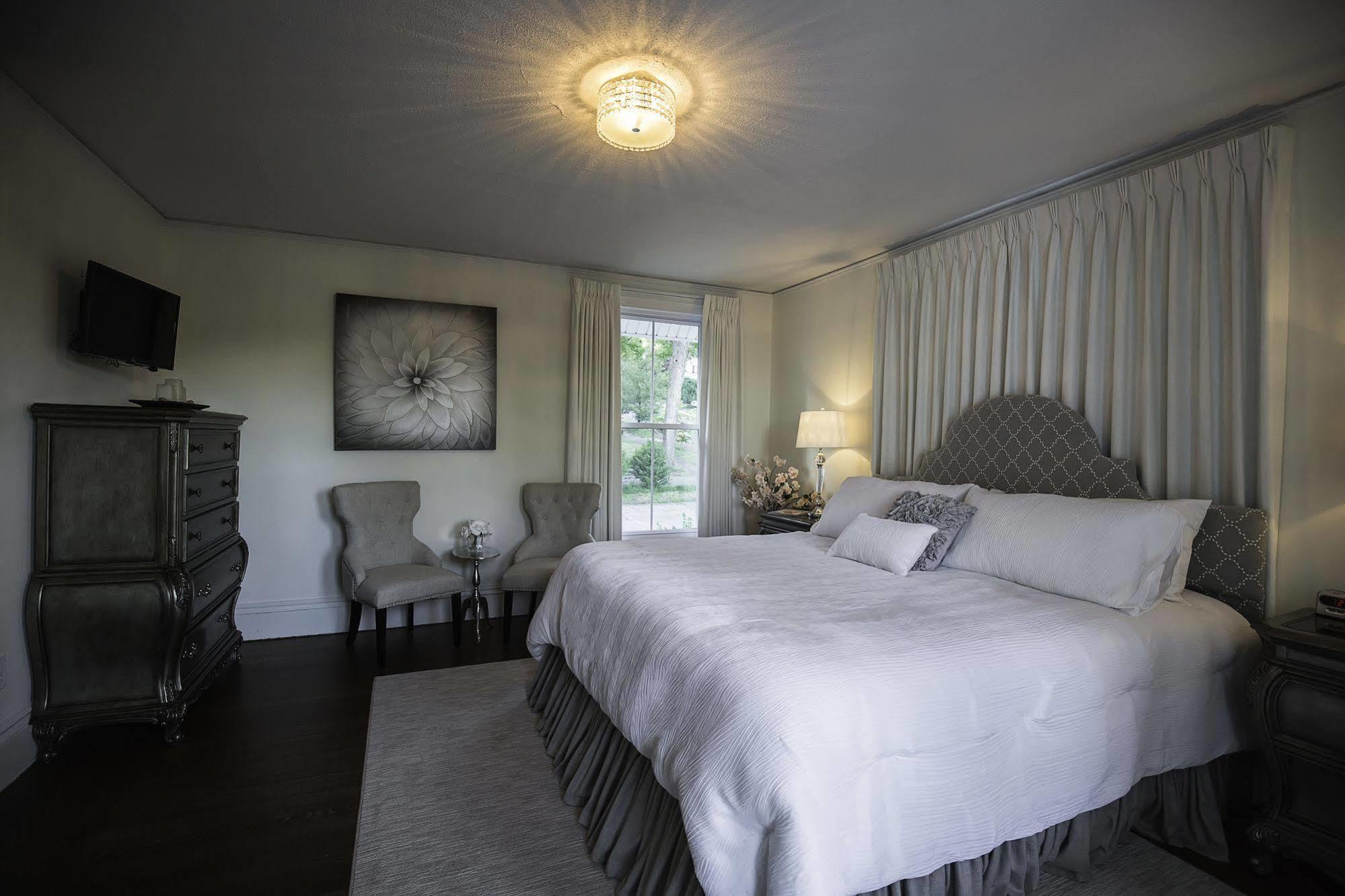 Homestead Inn New Milford Bagian luar foto